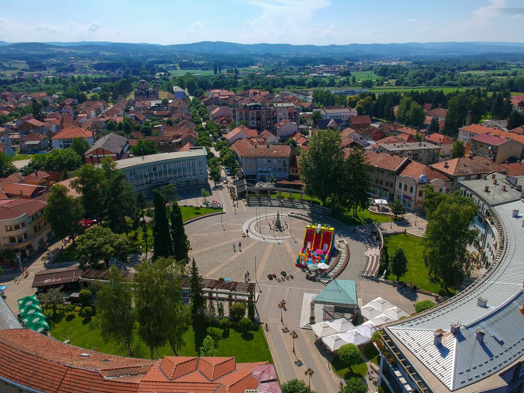 Trg slobode i spomenik palim borcima za oslobođenje i ujedinjenje Požega