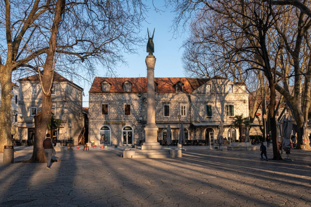 Trg slobode i spomenik herojima za slobodu Trebinje