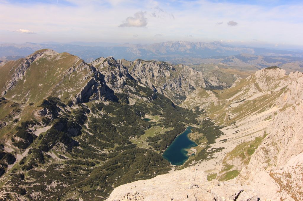 Veliko Škrčko jezero i vrh Bobotov kuk Durmitor