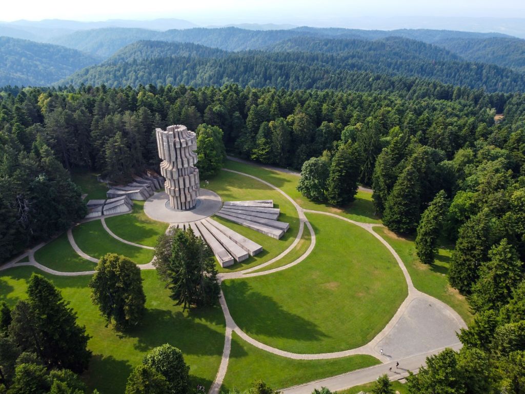 vrh Mrakovica i spomenik Revoluciji na Kozari